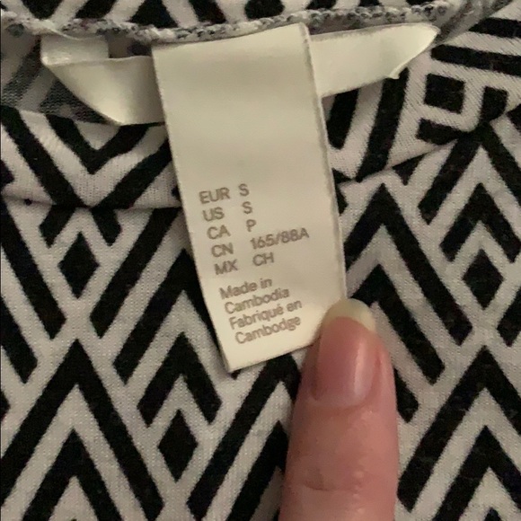 H&M Black & White Patterned Tee - Picture 4 of 5